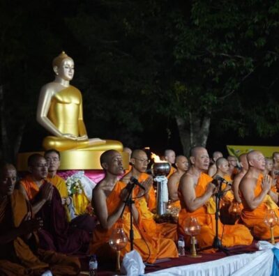 Umat Budha sedang melaksanakan prosesi Waisak.